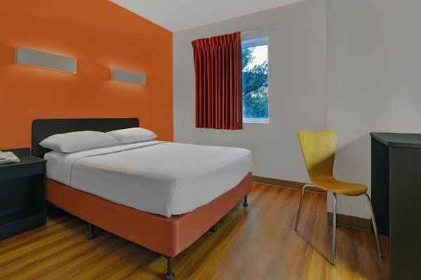 Foto van 1 tweepersoonsbed | Rolstoeltoegankelijke/RI-douche - BedRoom
