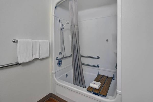 Foto van 2 tweepersoonsbedden | Premium minikoelkast - Vakantiehuis in Orlando FL - BathRoom