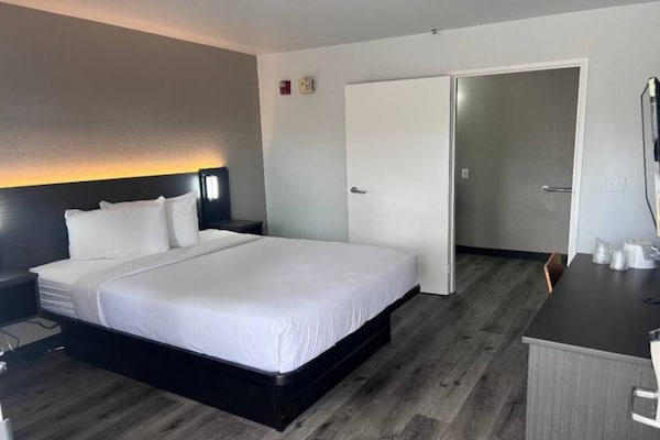 Foto van 1 tweepersoonsbed | Toegankelijk voor mindervaliden/badkuip/magnetron - BedRoom