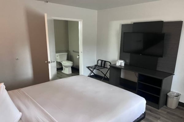 Foto van 1 tweepersoonsbed | Toegankelijk voor mindervaliden/badkuip/magnetron - BedRoom
