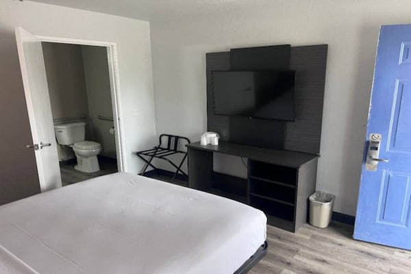 Foto van 1 tweepersoonsbed | Toegankelijk voor mindervaliden/badkuip/magnetron - BedRoom