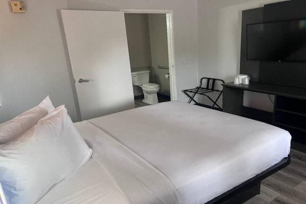 Foto van 1 tweepersoonsbed | Toegankelijk voor mindervaliden/badkuip/magnetron - BedRoom