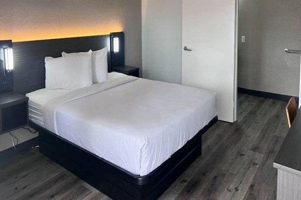 Foto van 1 tweepersoonsbed | Toegankelijk voor mindervaliden/badkuip/magnetron - BedRoom