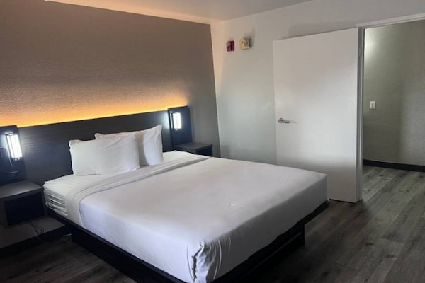 Foto van 1 tweepersoonsbed | Toegankelijk voor mindervaliden/badkuip/magnetron - BedRoom