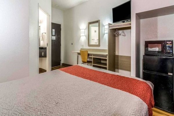 Foto van 1 tweepersoonsbed | Rolstoeltoegankelijk bad Smk Micfridg - BedRoom