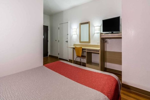Foto van 1 tweepersoonsbed | Rolstoeltoegankelijk bad Smk Micfridg - BedRoom