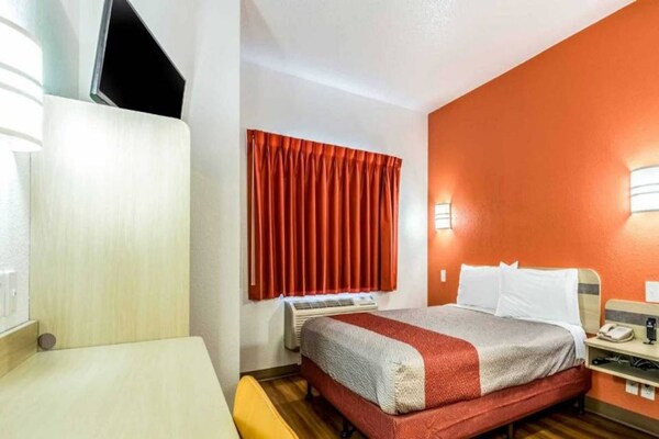 Foto van 1 tweepersoonsbed | Rolstoeltoegankelijk bad Smk Micfridg - BedRoom