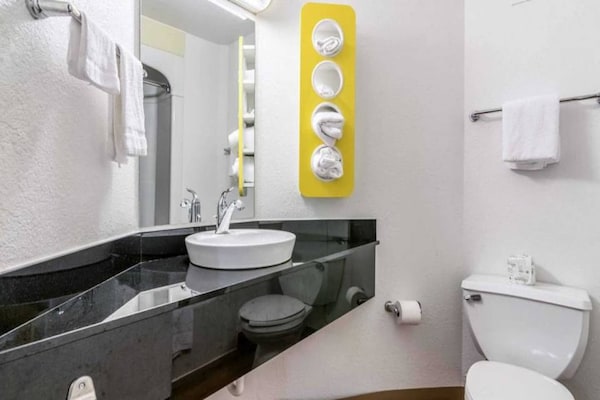 Foto van 1 tweepersoonsbed | Rolstoeltoegankelijk bad Smk Micfridg - BathRoom