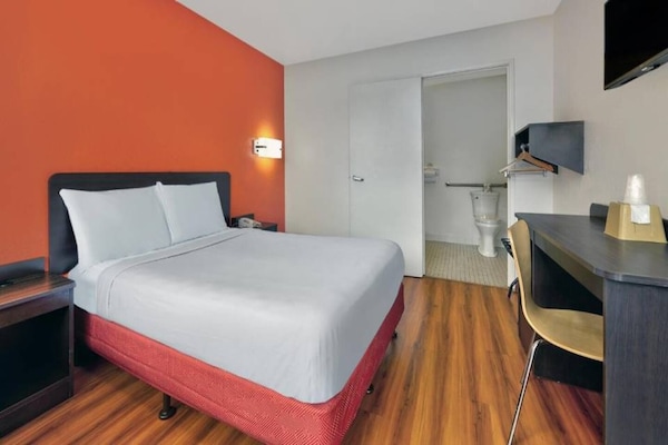 Foto van 1 tweepersoonsbed | Rolstoeltoegankelijke douche - Vakantiehuis in Columbus GA - BedRoom