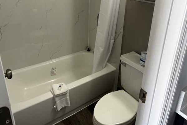 Foto van 2 Queensize Bedden | Ns | Koelkast - Vakantiehuis in Summerville - BathRoom
