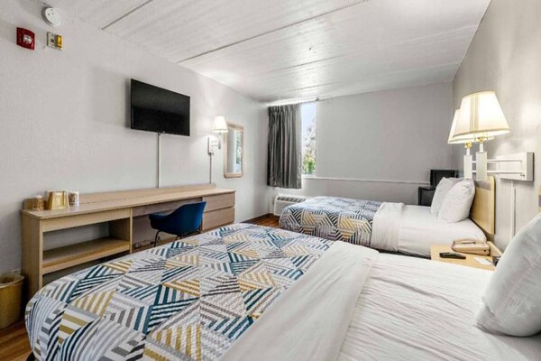 Foto van 2 tweepersoonsbedden (queensize) | Niet-roken, koelkast (Micfridge) - BedRoom