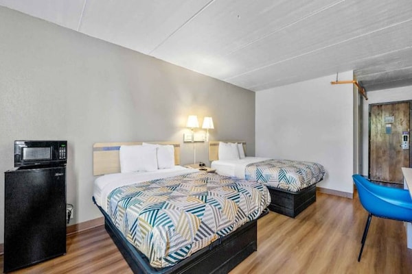 Foto van 2 tweepersoonsbedden (queensize) | Niet-roken, koelkast (Micfridge) - BedRoom