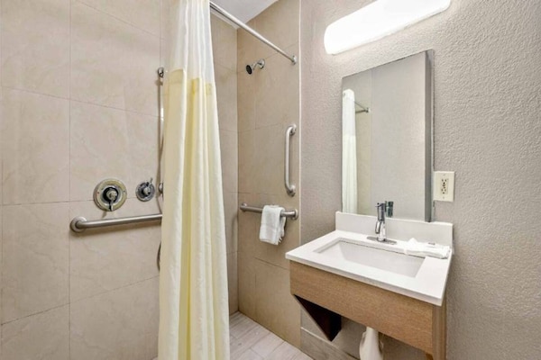 Foto van 2 tweepersoonsbedden (queensize) | Niet-roken, koelkast (Micfridge) - BathRoom