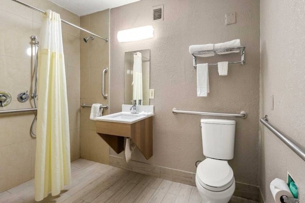 Foto van 2 tweepersoonsbedden (queensize) | Niet-roken, koelkast (Micfridge) - BathRoom