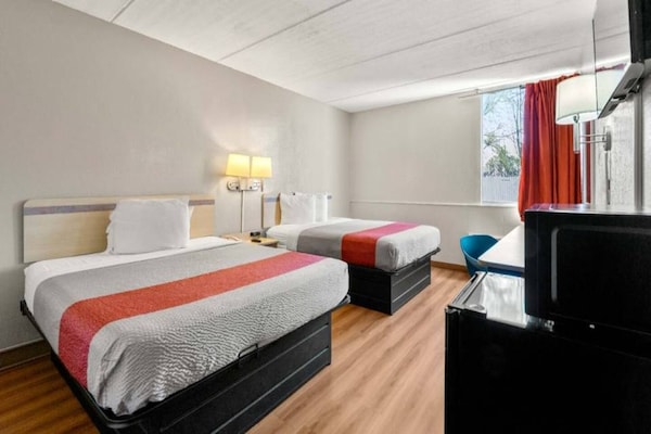Foto van 2 tweepersoonsbedden (queensize) | Niet-roken, koelkast (Micfridge) - BedRoom