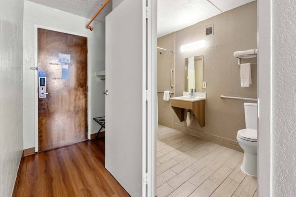 Foto van 2 queensize bedden | Badkuip met mobiele toegang Nsmk Micfridg - BathRoom