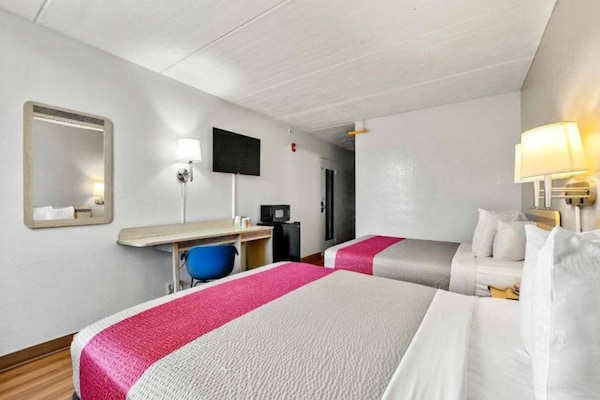Foto van 2 queensize bedden | Badkuip met mobiele toegang Nsmk Micfridg - BedRoom
