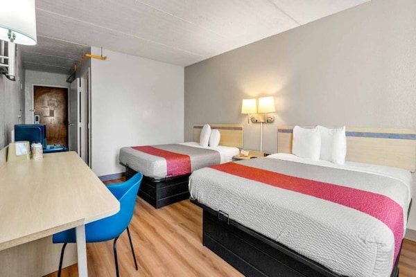 Foto van 2 queensize bedden | Badkuip met mobiele toegang Nsmk Micfridg - BedRoom