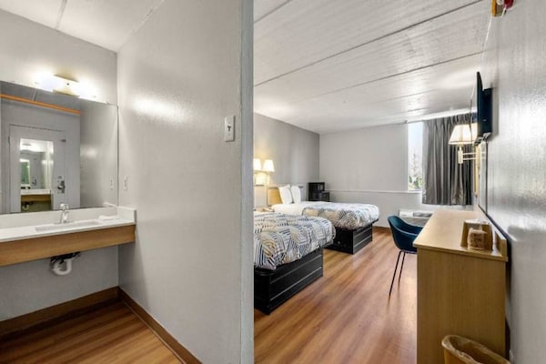 Foto van 2 queensize bedden | Badkuip met mobiele toegang Nsmk Micfridg - BedRoom