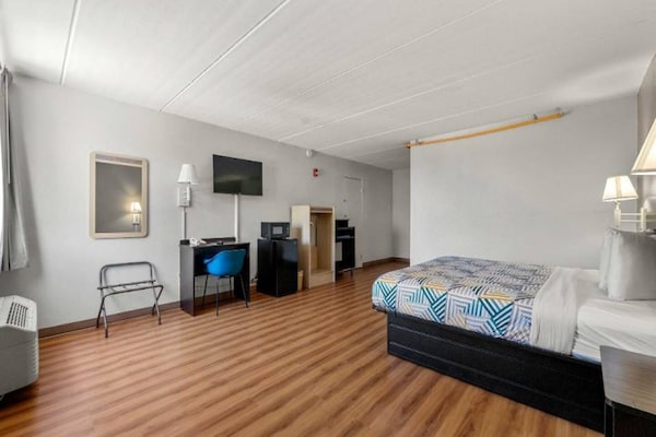 Foto van 1 kingsize bed | Badkuip met mobiele toegang Nsmk Micfridg - BedRoom