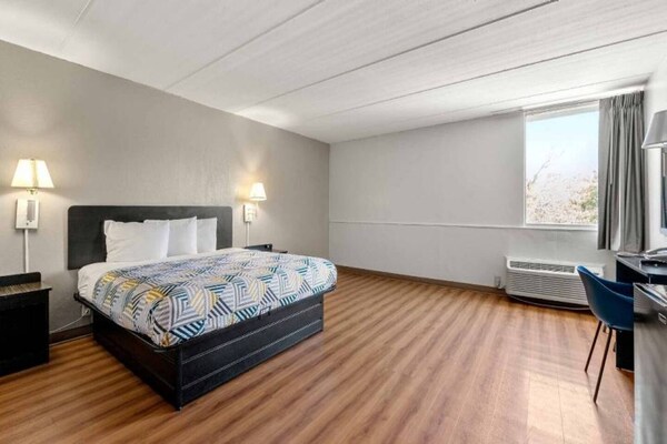 Foto van 1 kingsize bed | Badkuip met mobiele toegang Nsmk Micfridg - BedRoom