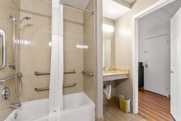Foto van 1 kingsize bed | Badkuip met mobiele toegang Nsmk Micfridg - BathRoom