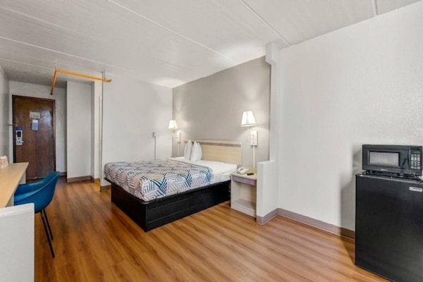 Foto van 1 kingsize bed | Badkuip met mobiele toegang Nsmk Micfridg - BedRoom