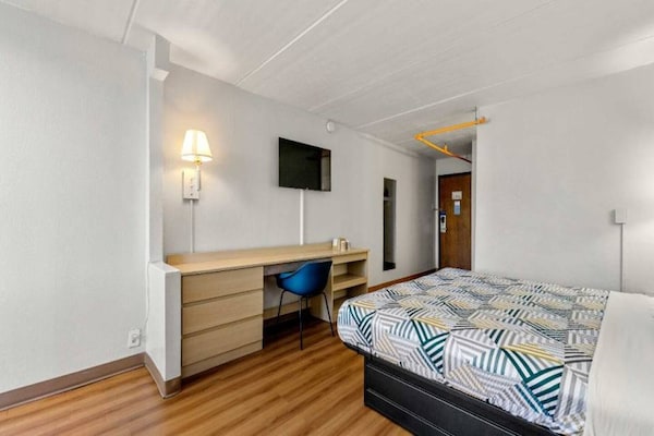 Foto van 1 kingsize bed | Badkuip met mobiele toegang Nsmk Micfridg - BedRoom
