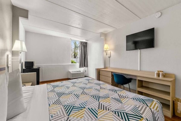 Foto van 1 kingsize bed | Badkuip met mobiele toegang Nsmk Micfridg - BedRoom