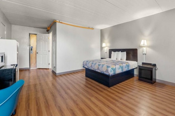 Foto van 1 kingsize bed | Badkuip met mobiele toegang Nsmk Micfridg - BedRoom