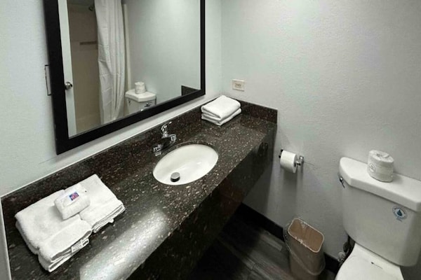 Foto van 1 kingsize bed | Rookvrij, Keuken - Vakantiehuis in Pocatello - BathRoom