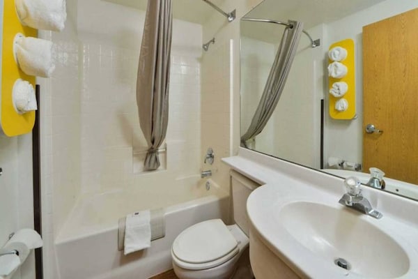 Foto van 1 Queen|Mobiele toegang|Badkamer|Suite|Nsmk - Vakantiehuis in MERIDIAN - BathRoom