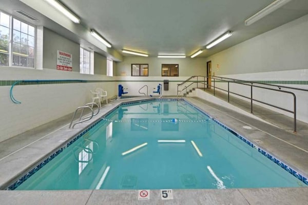Foto van 1 Queen|Mobiele toegang|Badkamer|Suite|Nsmk - Vakantiehuis in MERIDIAN - Pool