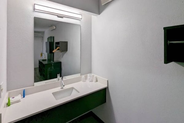 Foto van 2 Volledige Bedden | Ada/tub - Vakantiehuis in Nashua - BathRoom