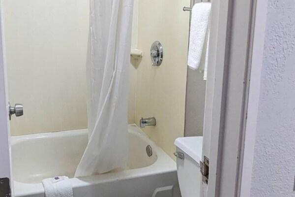 Foto van 2 Volledige Bedden | Ada/tub - Vakantiehuis in Nashua - BathRoom