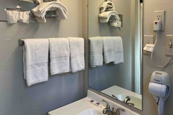 Foto van 2 tweepersoonsbedden | Niet-roken, koelkast - Vakantiehuis in Artesia - BathRoom