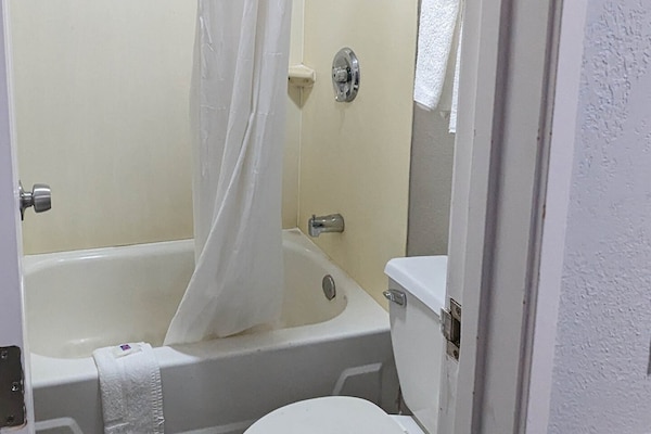 Foto van 2 tweepersoonsbedden (queensize) | Niet-roken, koelkast (Micfridge) - BathRoom
