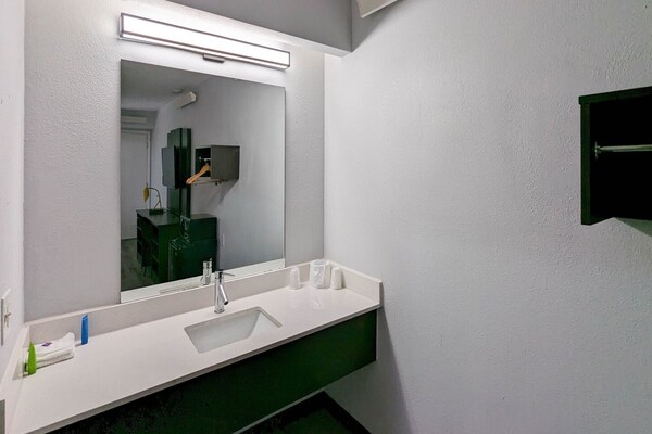 Foto van 2 tweepersoonsbedden (queensize) | Niet-roken, koelkast (Micfridge) - BathRoom
