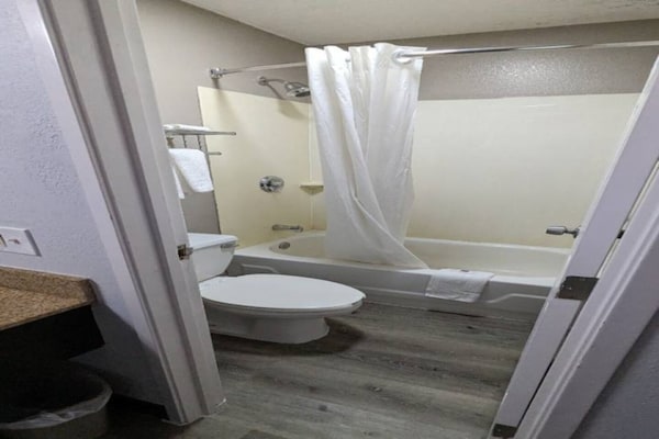 Foto van 2 tweepersoonsbedden (queensize) | Niet-roken, koelkast (Micfridge) - BathRoom