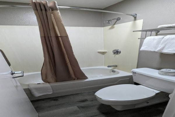 Foto van 2 tweepersoonsbedden (queensize) | Niet-roken, koelkast (Micfridge) - BathRoom