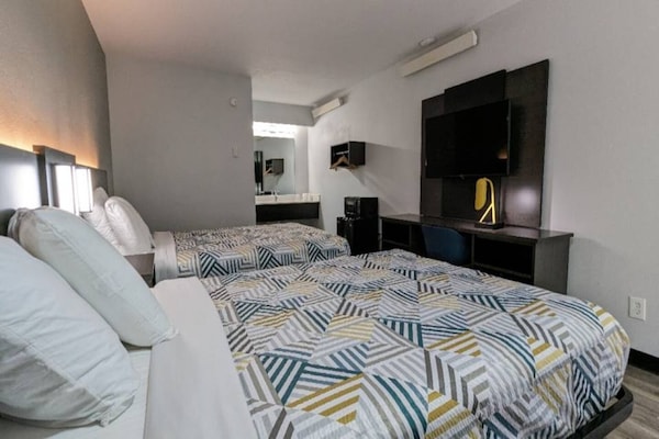 Foto van 2 tweepersoonsbedden (queensize) | Niet-roken, koelkast (Micfridge) - Facilities
