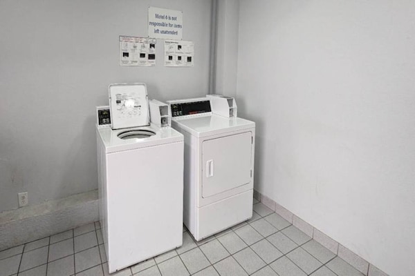 Foto van 2 tweepersoonsbedden (queensize) | Niet-roken, koelkast (Micfridge) - Facilities