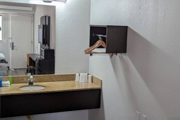 Foto van 2 tweepersoonsbedden (queensize) | Niet-roken, koelkast (Micfridge) - Facilities
