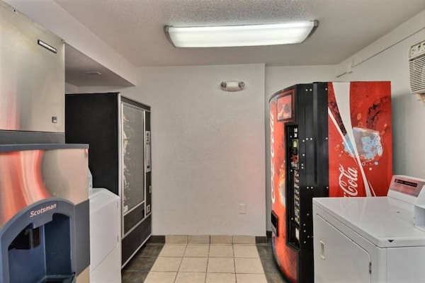 Foto van 2 tweepersoonsbedden (queensize) | Niet-roken, koelkast (Micfridge) - FloorPlan