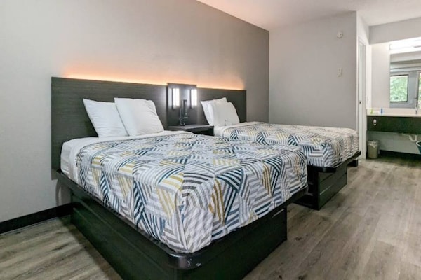 Foto van 2 tweepersoonsbedden (queensize) | Niet-roken, koelkast (Micfridge) - BedRoom
