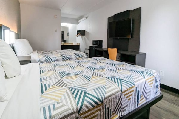Foto van 2 tweepersoonsbedden (queensize) | Niet-roken, koelkast (Micfridge) - BedRoom