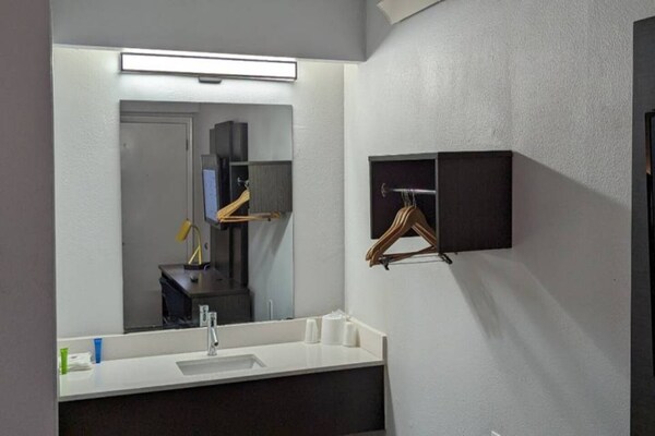Foto van 1 tweepersoonsbed | Douche conform ADA/RI-normen - Vakantiehuis in Nashua - Facilities