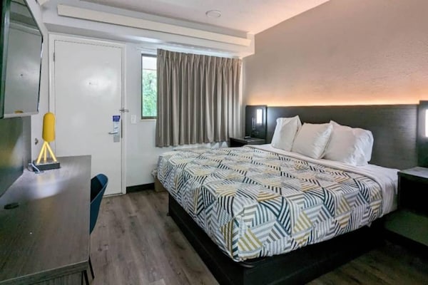 Foto van 1 tweepersoonsbed (queensize) | Niet-roken, koelkast (Micfridge) - BedRoom
