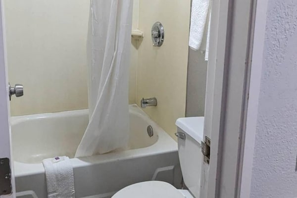 Foto van 1 tweepersoonsbed (queensize) | Niet-roken, koelkast (Micfridge) - BathRoom