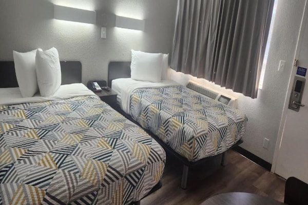 Foto van 2 tweepersoonsbedden | Roken toegestaan, magnetron - BedRoom